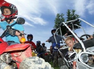  儿童四轮车和越野车